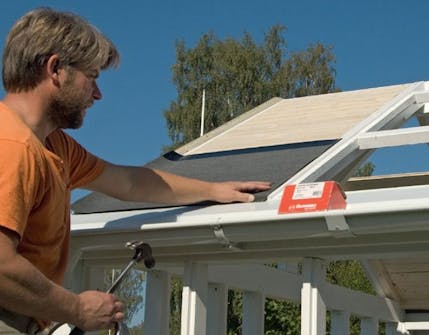 Sidste del af tag i orangeri lukkes med krydsfinér Det sidste fag i taget får et lag krydsfinér med tagpap